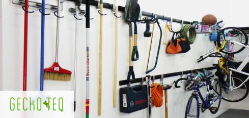 GeckoTeq is het huismerk van Alopsys en biedt een ruime keuze aan ophangsystemen. GeckoTeq beperkt zich niet alleen tot ophangsystemen voor kunstwerken en foto’s, maar biedt ook oplossingen voor fietsen, hengels, gereedschap en andere voorwerpen. Van rails tot z-bars, en van DiBond hangers tot draadmateriaal: Met GeckoTeq hangt u alles gemakkelijk op.